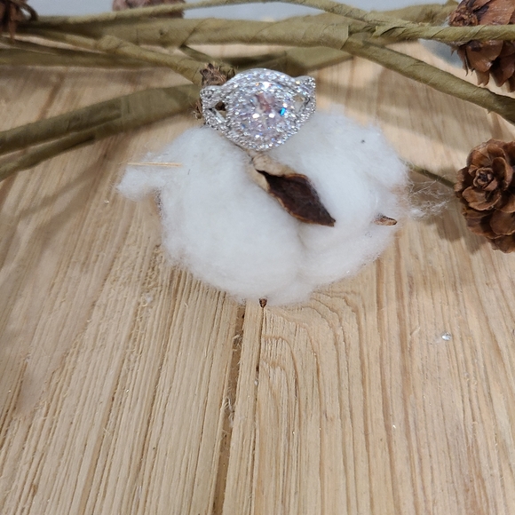 🤍🤍NEW🤍🤍BREATHTAKING!! WOW FACTOR!! CZ Silver Plated Ring🤍🤍 - Picture 5 of 16